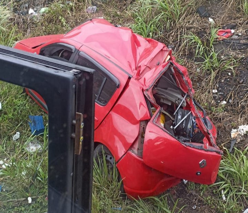 Carro ficou destruído após batida — Foto: Redes sociais