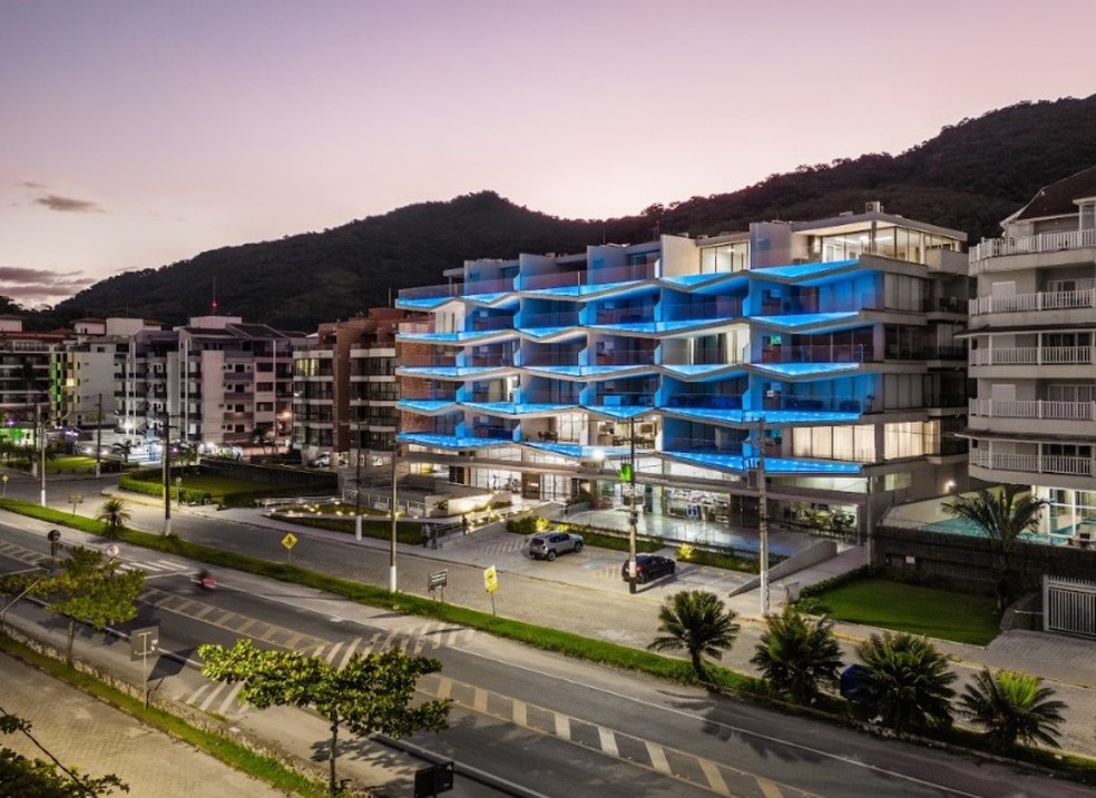 É de verdade? 'Sacada de piscina' em apartamento de luxo confunde turistas em Ubatuba (SP) e viraliza — Foto: Nelson Kon