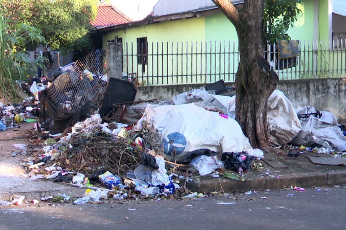 Mais de 13 toneladas de lixo são retiradas de uma única casa em Maringá; morador do imóvel foi preso por poluição ambiental