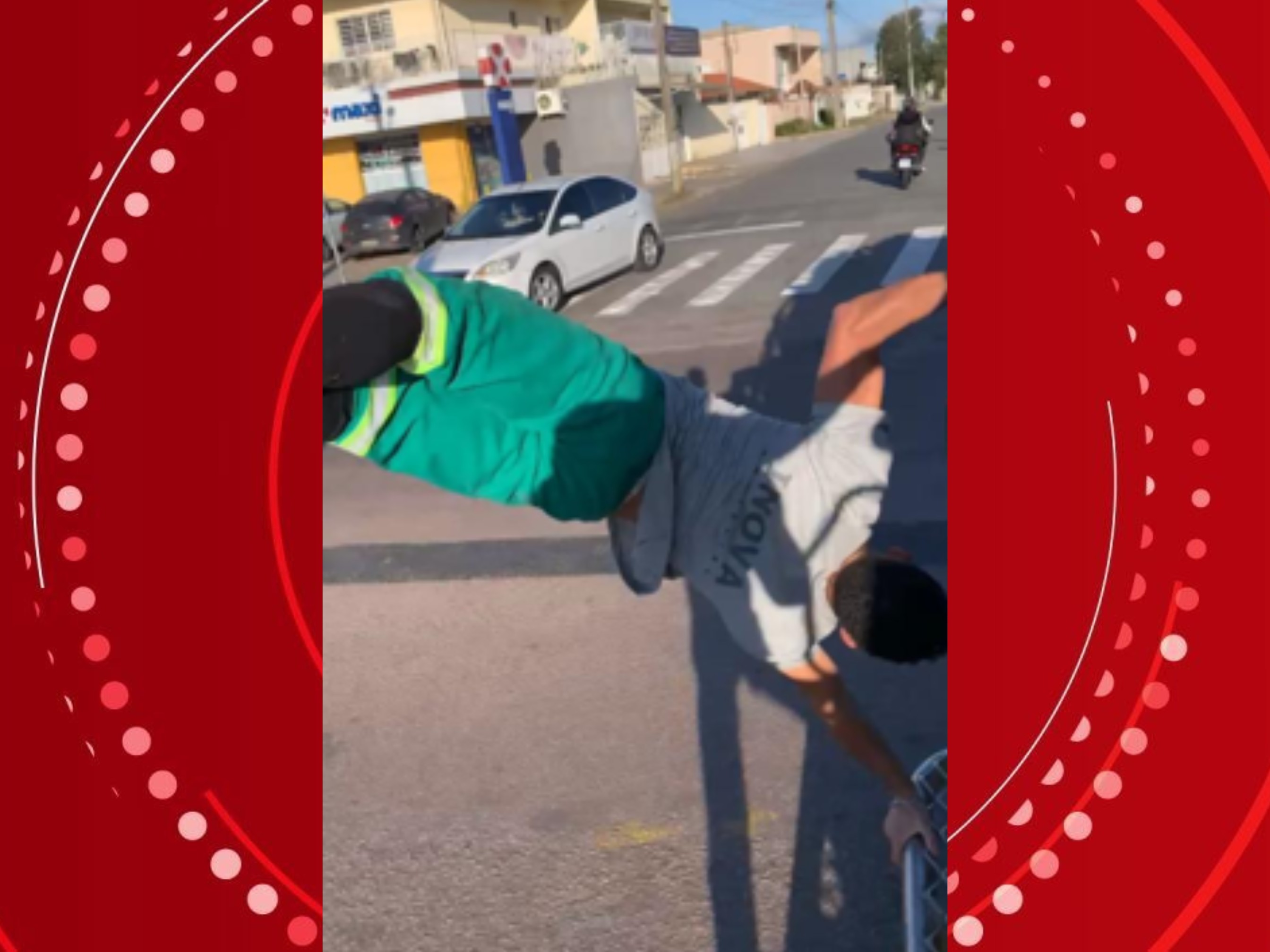 Coletor de lixo é demitido após postar vídeo com performances perigosas em caminhão no Paraná