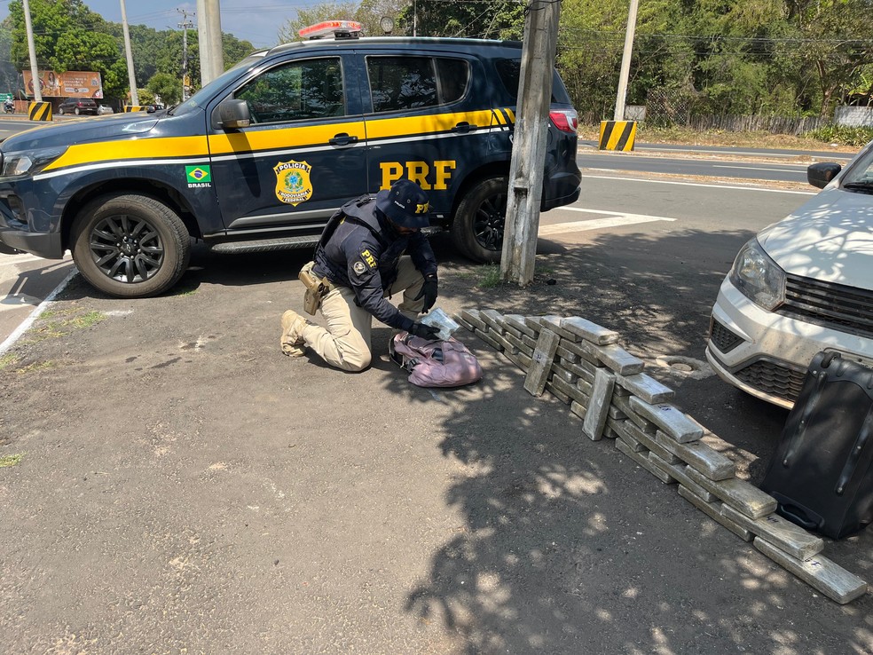 Polícia encontra 41 kg de maconha em carro com jovem e idosa na BR-343, em Teresina — Foto: Divulgação/PRF