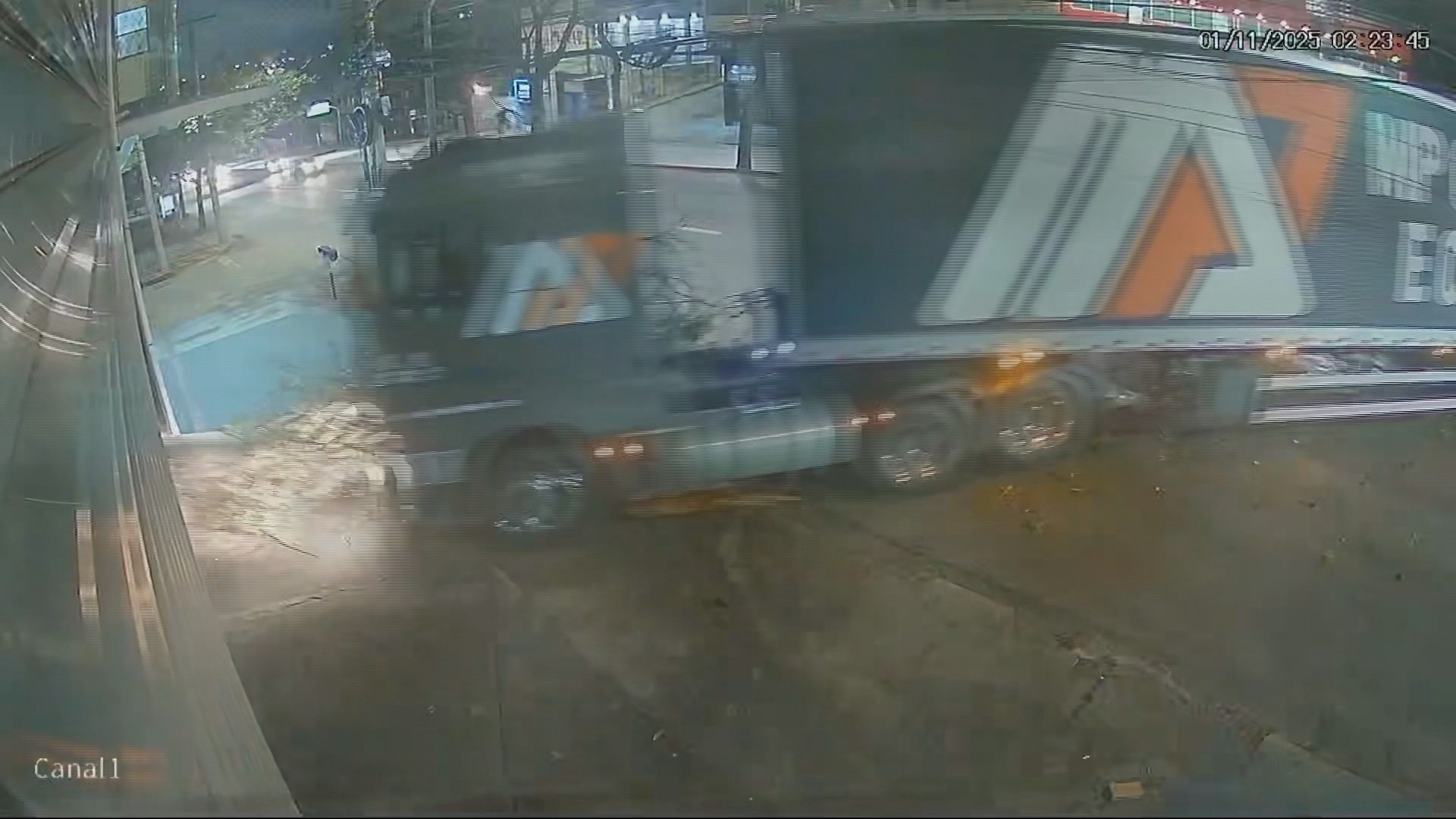 Câmera de segurança flagra momento de acidente com carreta em BH; VÍDEO