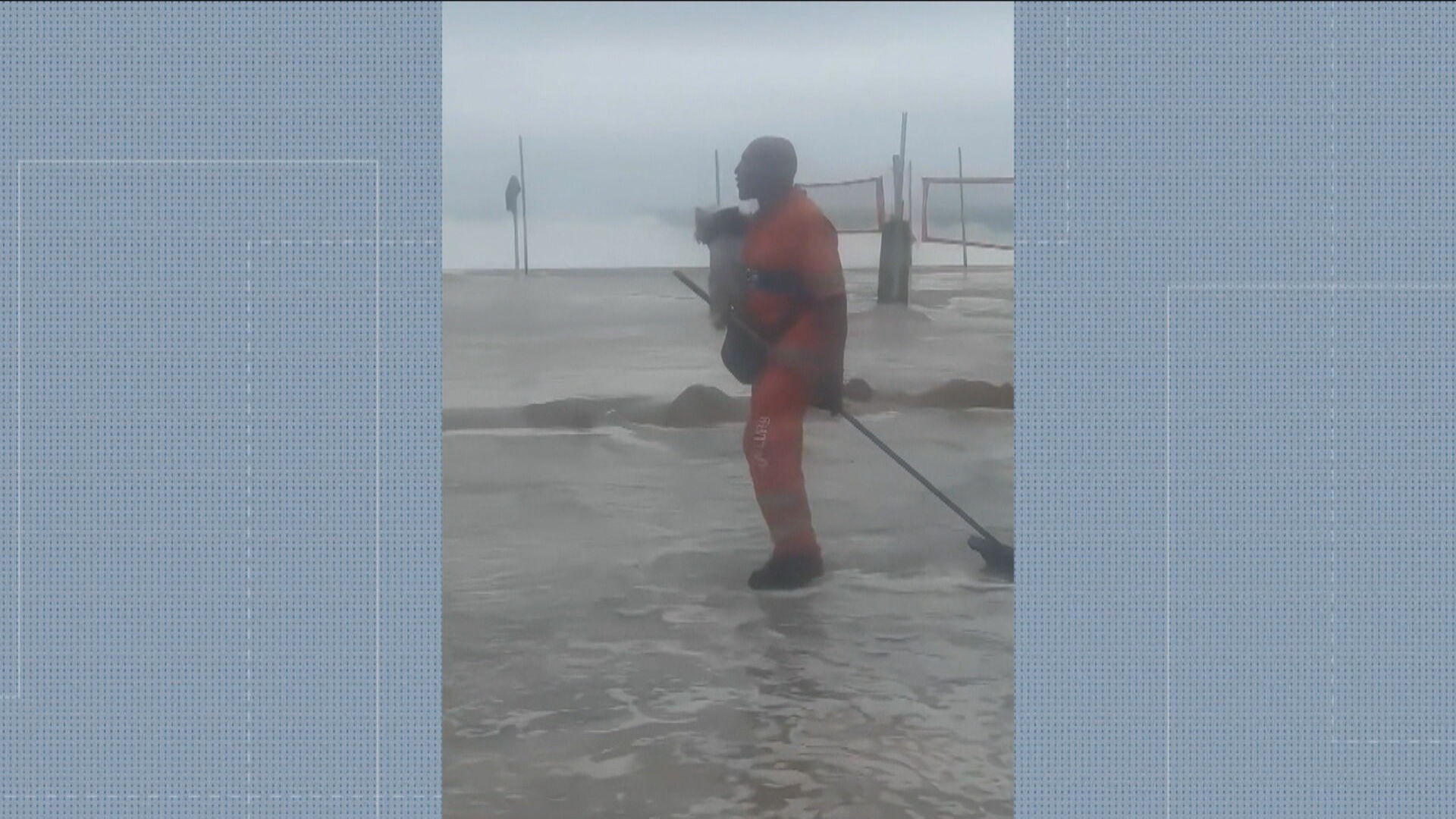 Gari resgata cachorro levado pela correnteza durante ressaca em Copacabana