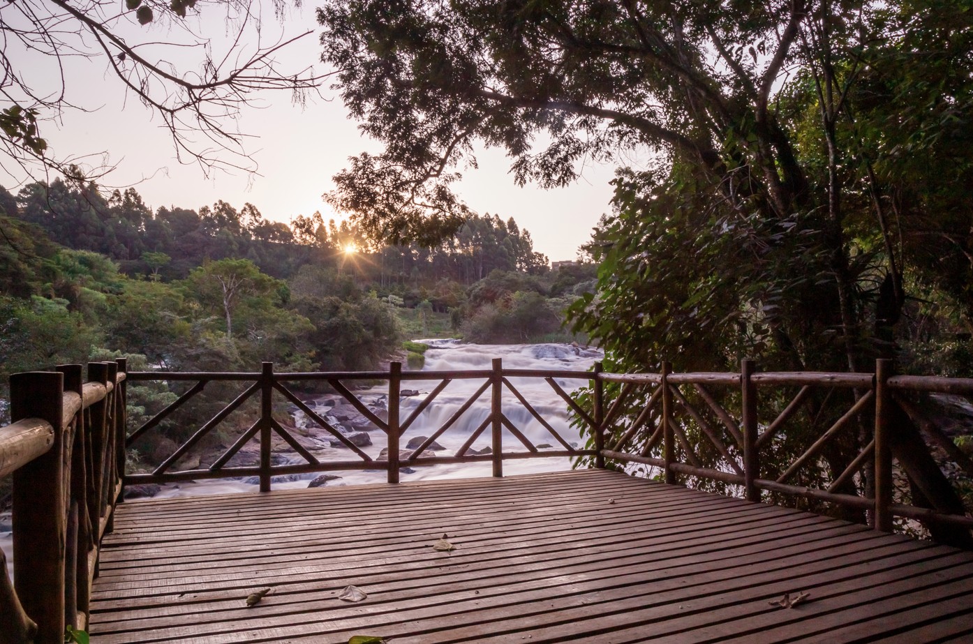 Extrema revela paraísos naturais com trilhas, cachoeiras e decks de contemplação