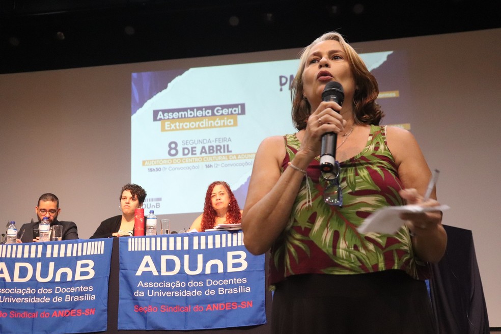 Professores durante assembleia convocada pela Adunb na UnB — Foto: Divulgação/Comunicação Adunb