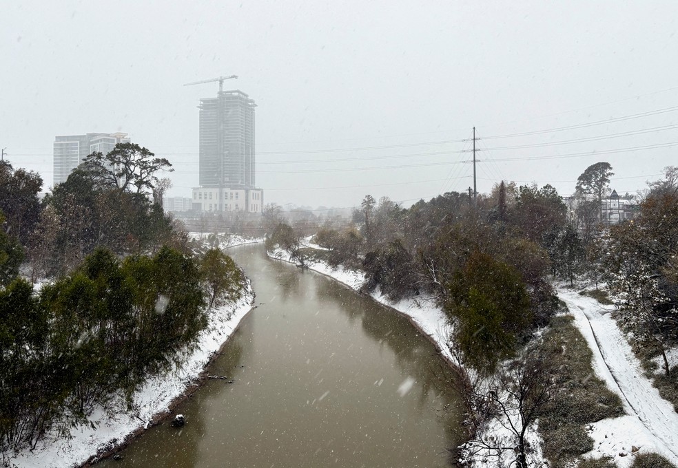 Neve cai em região de Houston, no Texas — Foto: Arathy Somasekhar/Reuters