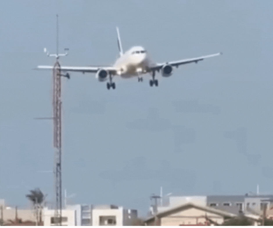 Avião desce 'de lado' durante pouso por causa do vento forte em aeroporto de SC; VÍDEO