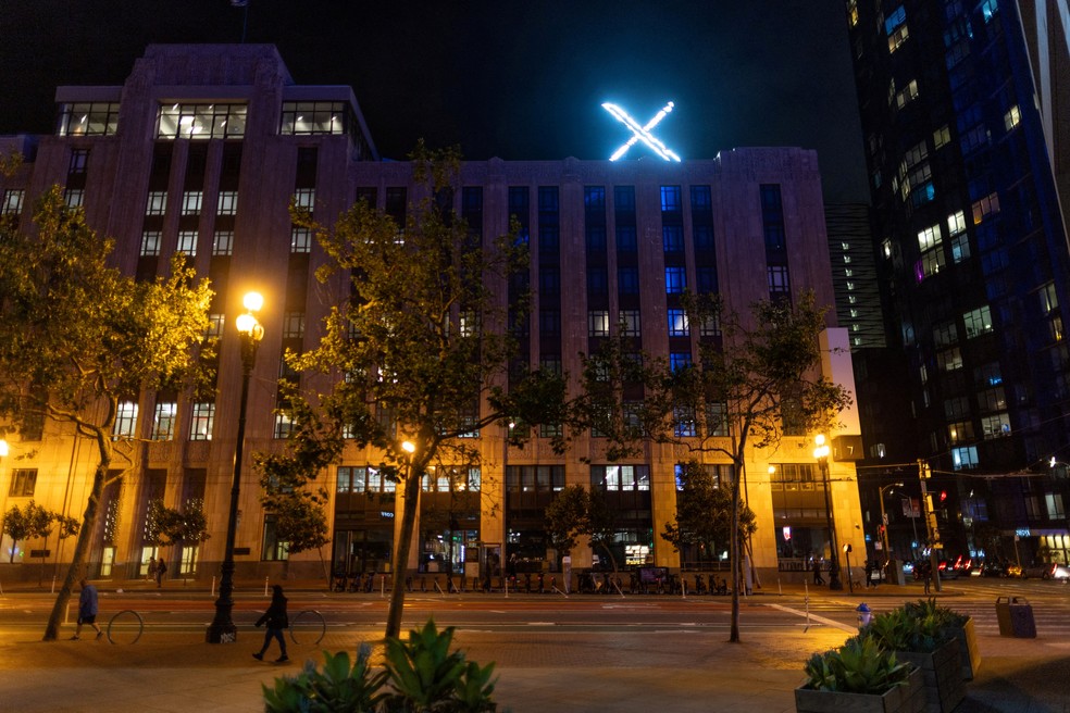 'X' de LED no topo do prédio do Twitter incomoda vizinhança em São Francisco — Foto: Carlos Barria/Reuters