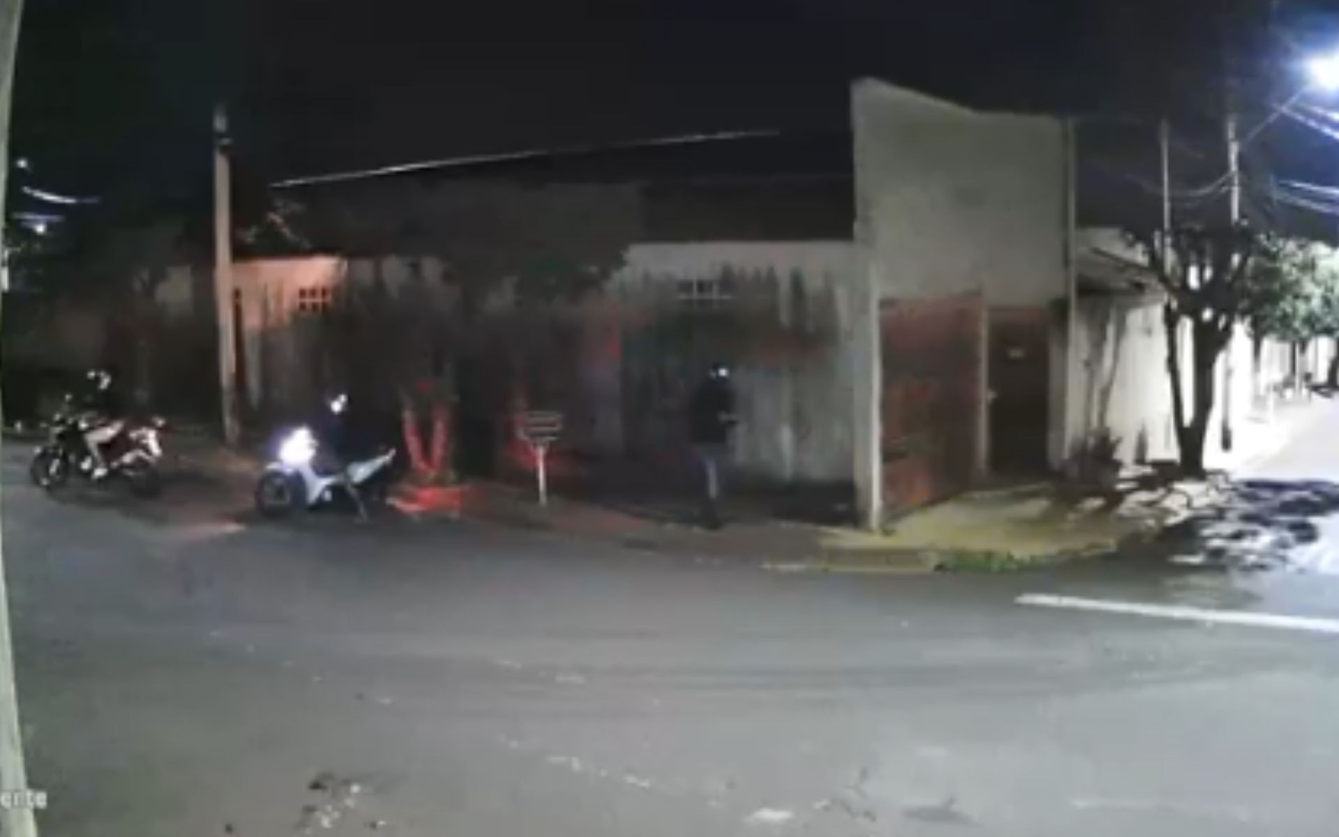 Homens são flagrados atirando contra muro de casa em Andradina; vídeo 