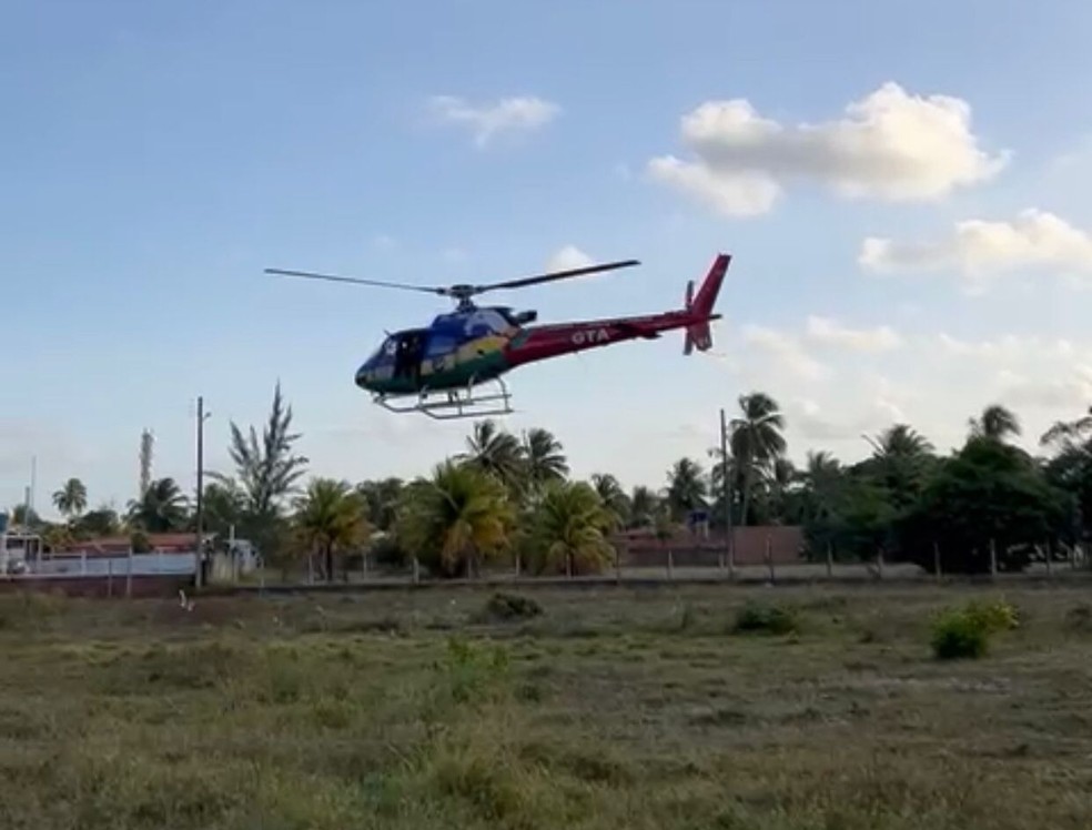 Helicóptero do GTA durante atendimento na Lagoa dos Tambaquis em Estância (SE) — Foto: Redes sociais