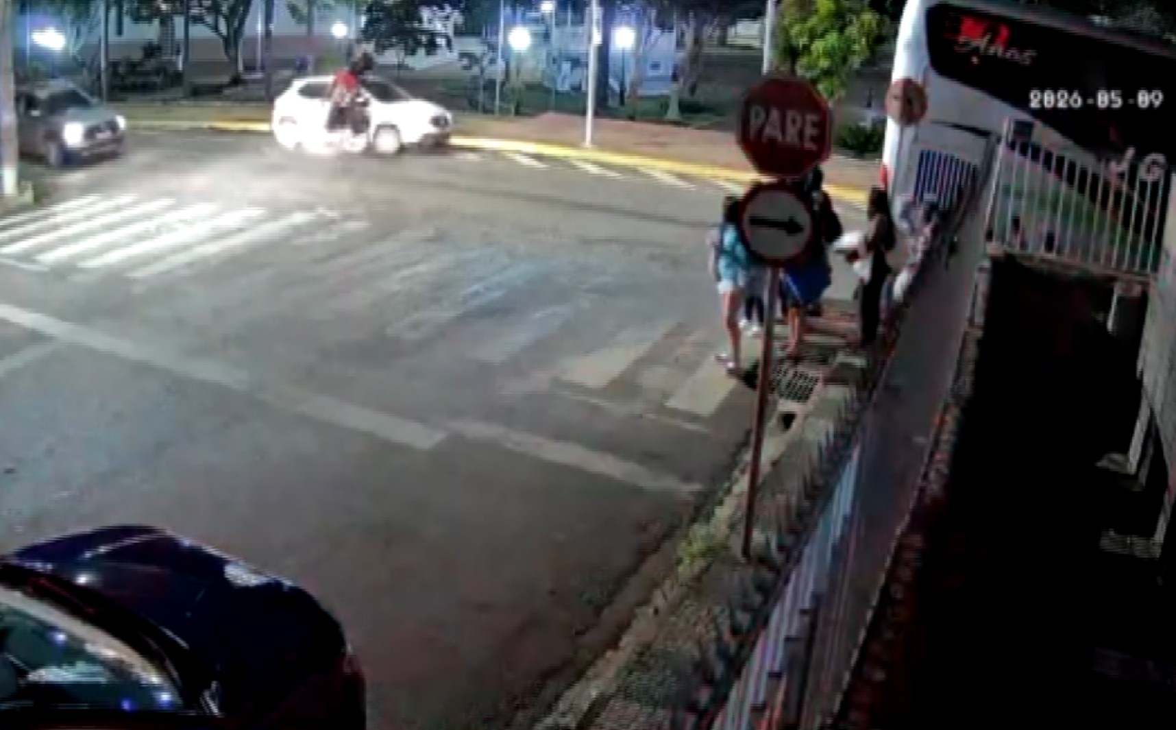 Motociclista foge da PM, bate em carro durante perseguição e deixa garupa ferido em Nepomuceno, MG
