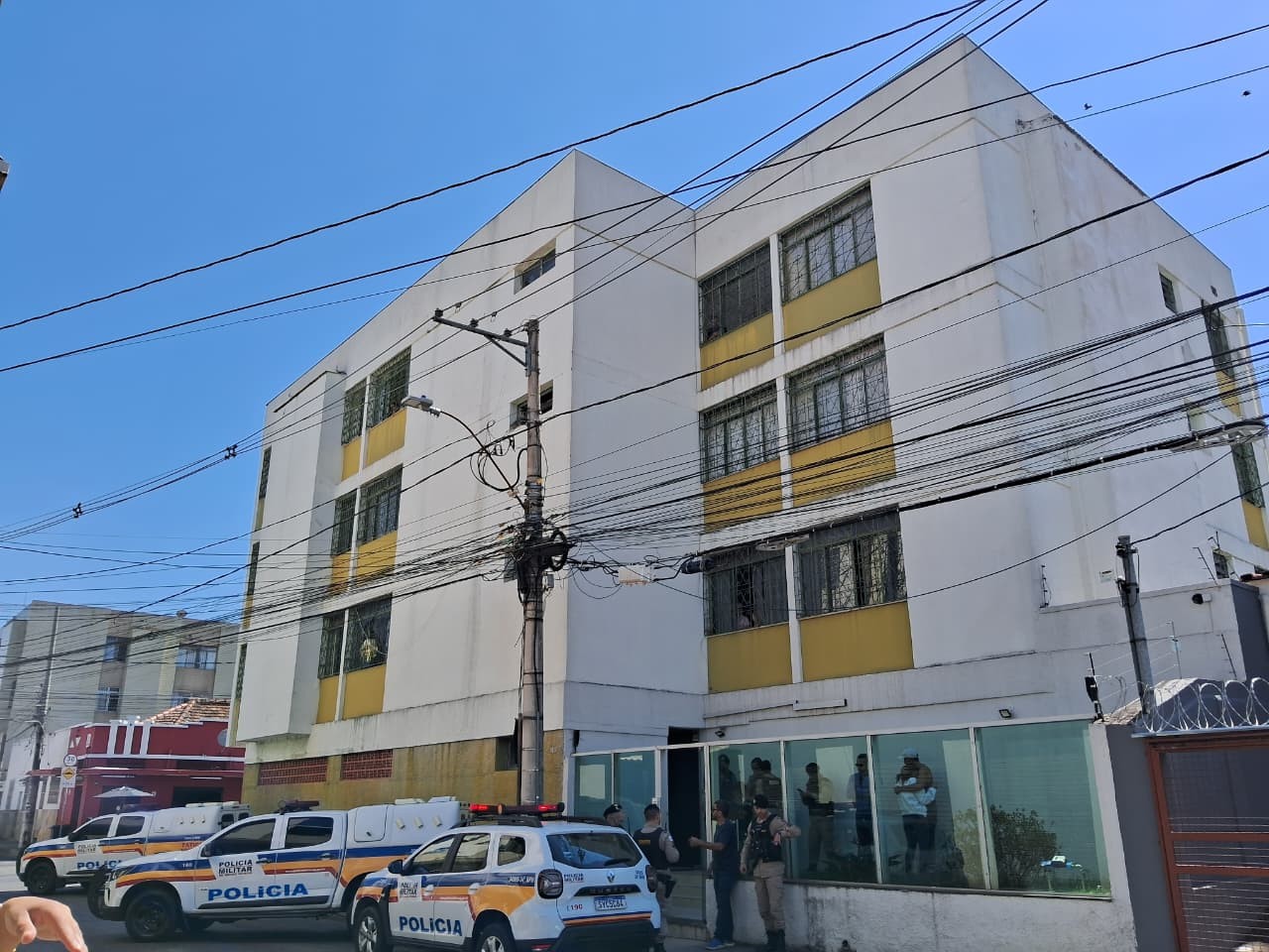 Policial penal é suspeito de matar namorada a facadas em apartamento 