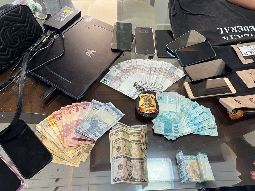 Celulares, dinheiro e outro objetos foram apreendidos na casa onde estava foragido uruguaio — Foto: PF/Brasília