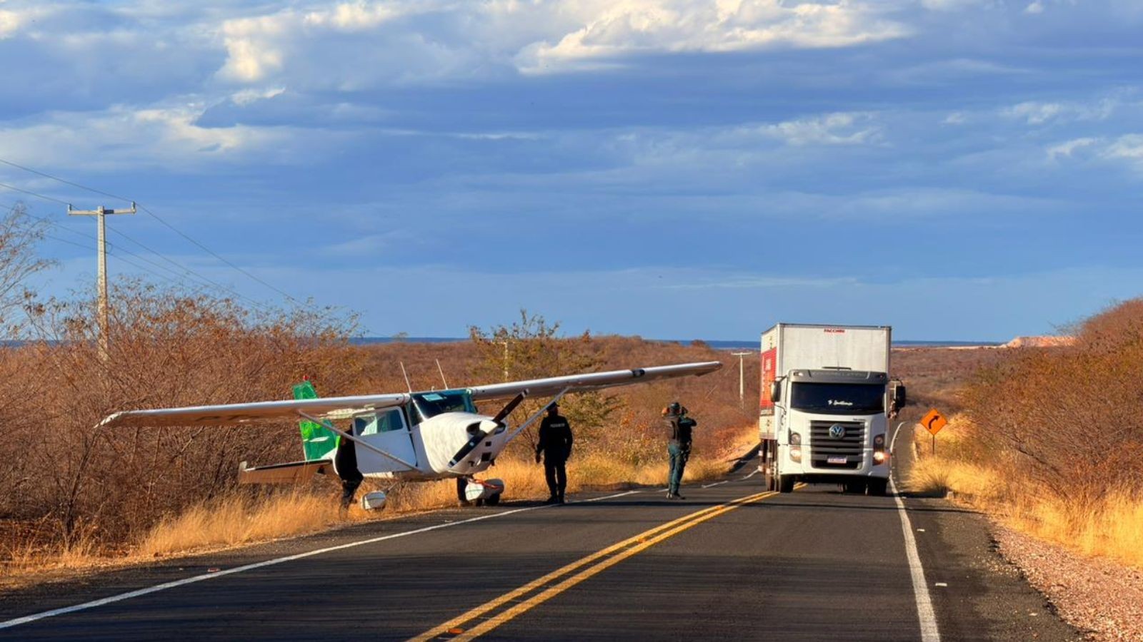 Avião monomotor faz pouso forçado em rodovia no interior do PI após pane elétrica