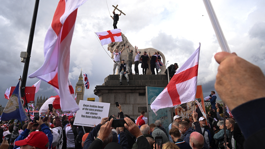 Manifestação contra imigrantes reúne 100 mil em Londres e tem conflito com a polícia - O protesto de extrema-direita foi organizado pelo ativista anti-imigrante Tommy Robinson. A imigração tornou-se a questão política dominante na Grã-Bretanha.