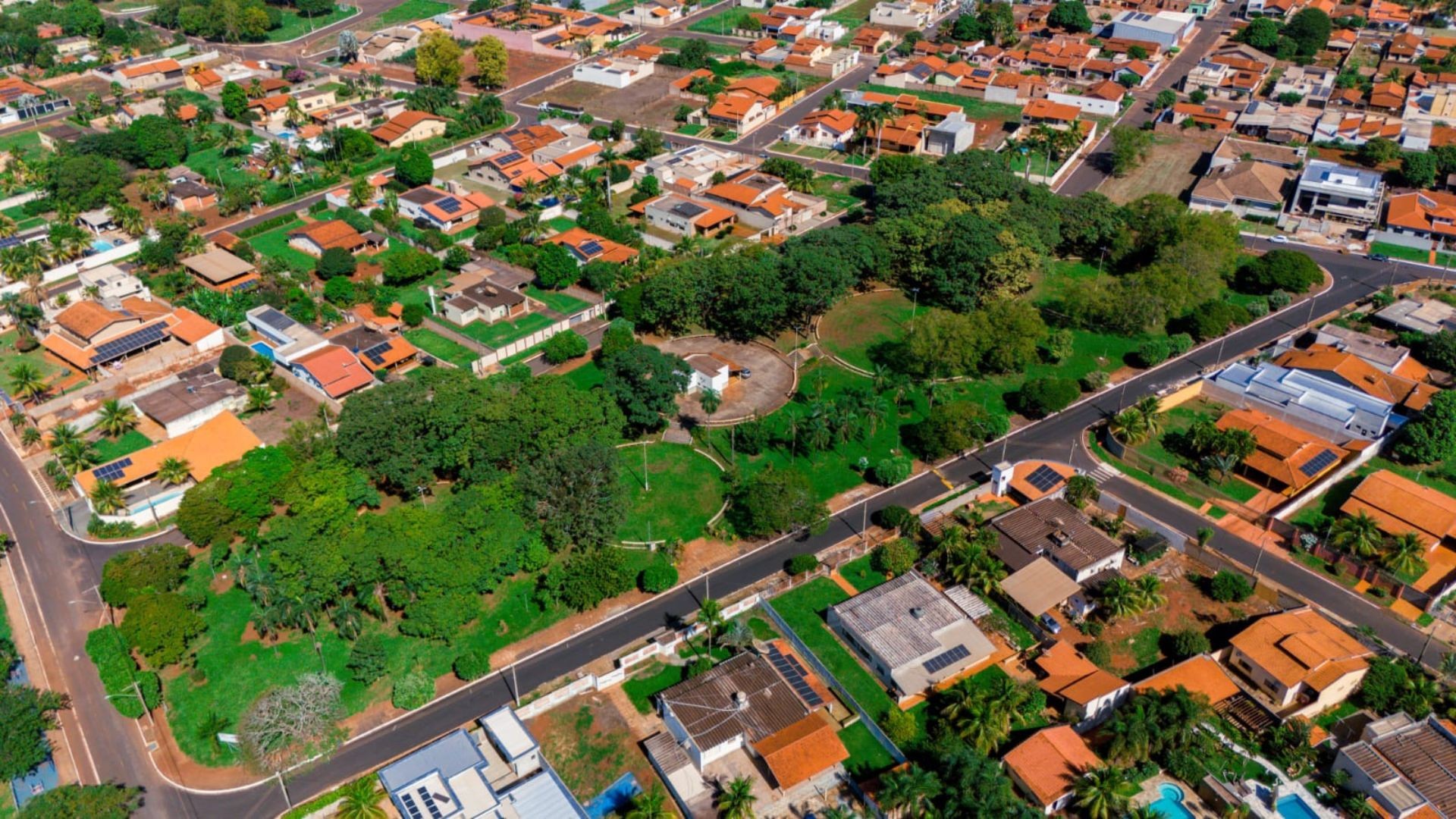 Vizinho invade banheiro e esfaqueia homem no vaso sanitário porque vítima ‘mexeu com a mulher dele’