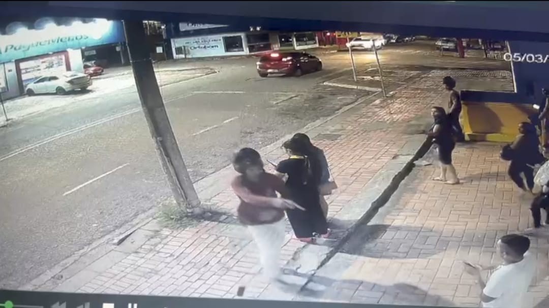 VÍDEO: Jovem tem celular e cordão roubados durante assalto em frente de autoescola de Rio Branco