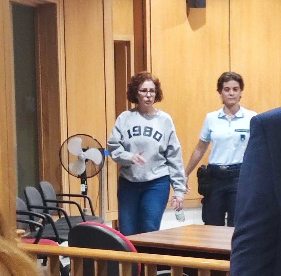 A deputada licenciada Carla Zambelli chega para audiência no Tribunal de Apelações de Roma, em 27 de agosto de 2025. — Foto: TV Globo
