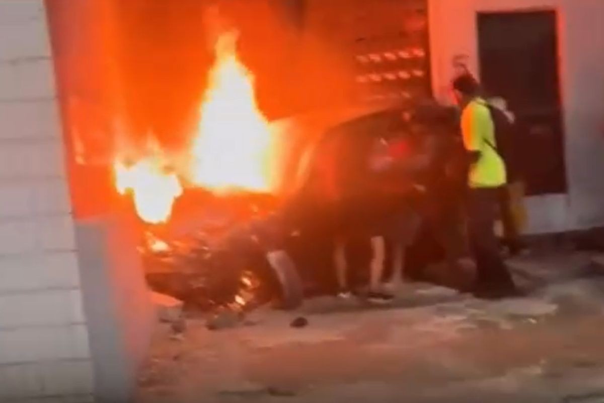Ciclista morre carbonizado após ser atropelado e ficar preso embaixo do carro; motorista é preso 