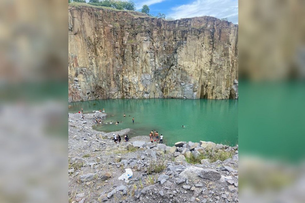 "Buraco Azul" em Juazeiro do Norte (CE) ganhou destaque por ter suas águas claras em tons verde e azul. — Foto: Reprodução/TV Verdes Mares