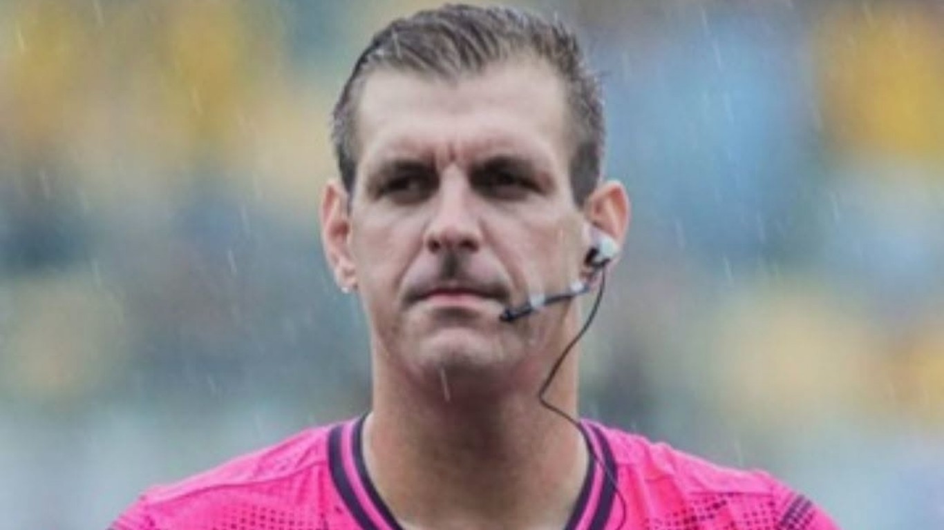 Árbitro de futebol de SC morre após carro bater contra parede de terminal urbano e pegar fogo 