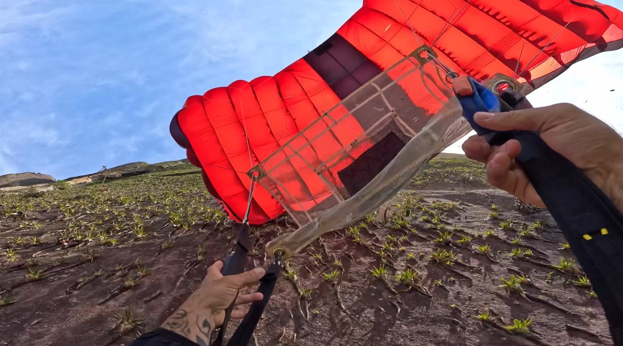 VÍDEO: bombeiro do RJ filmou a própria queda durante salto de base jump no ES