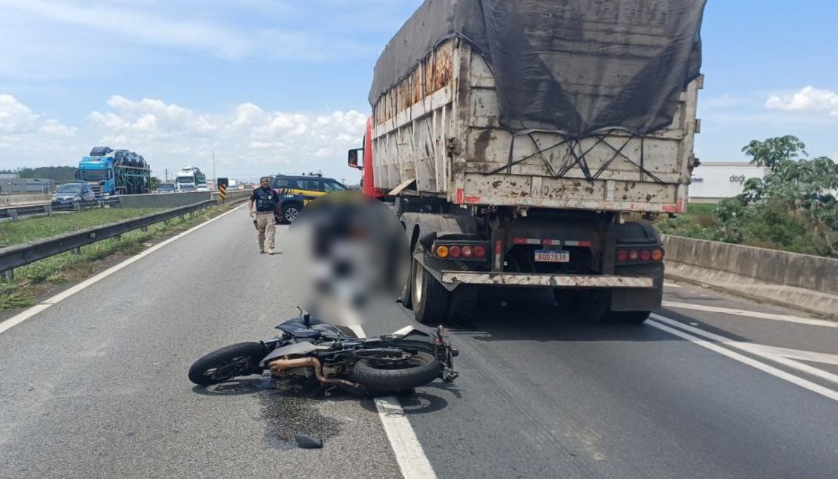 Motociclista é atropelado ao tentar passar entre carretas na Via Dutra, em Itatiaia