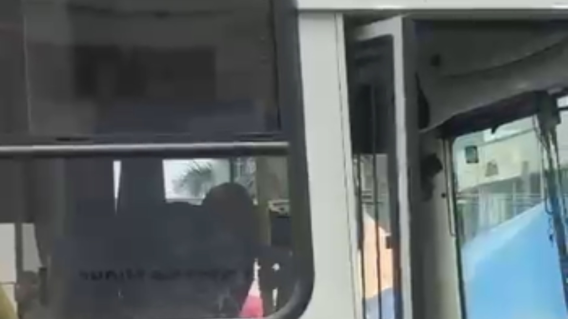 VÍDEO: Pai dá tapas em motorista após filha prender o braço na porta de ônibus  em MG