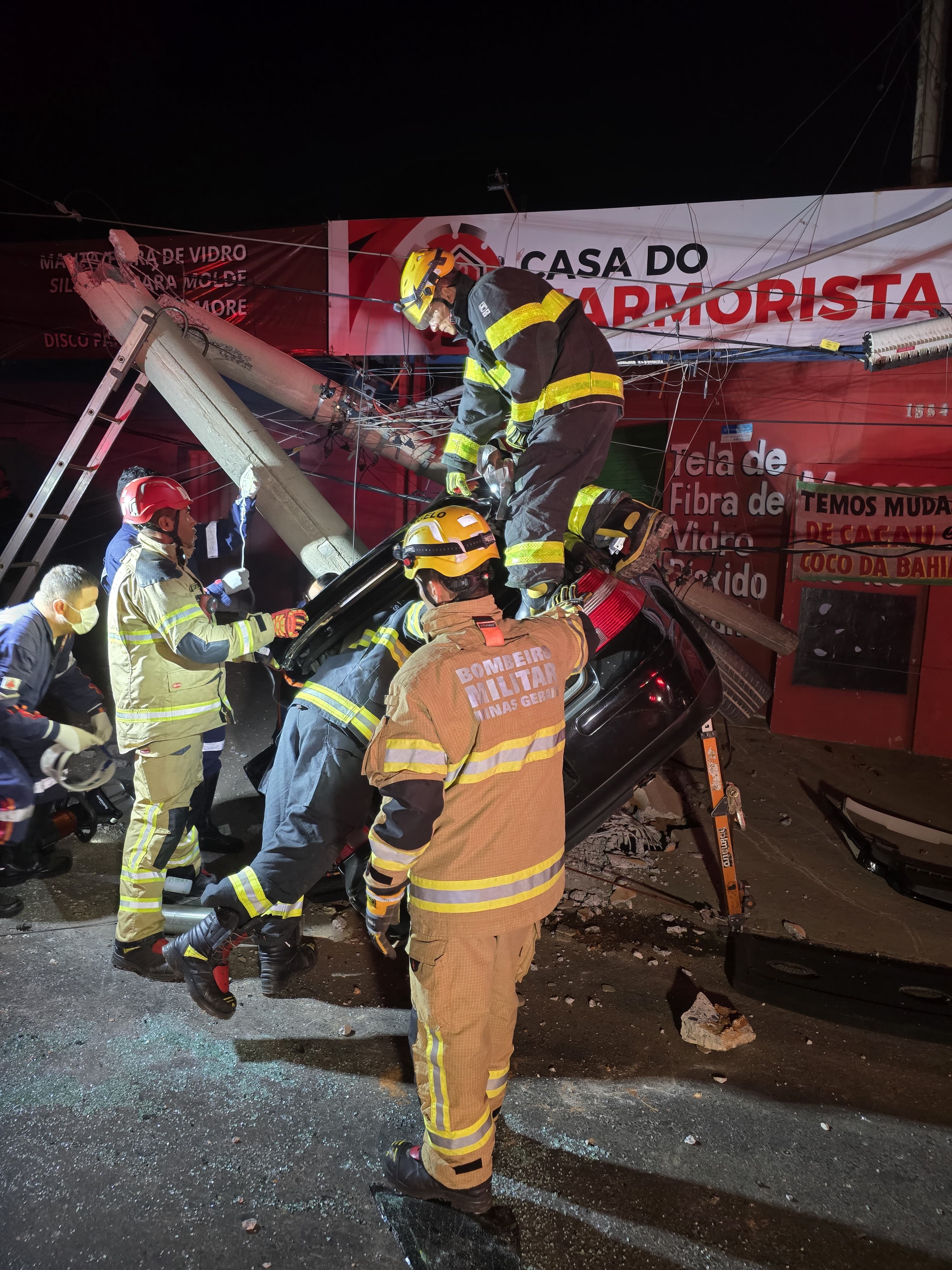 Motorista fica preso às ferragens depois de bater em poste na avenida Dulce Sarmento, em Montes Claros