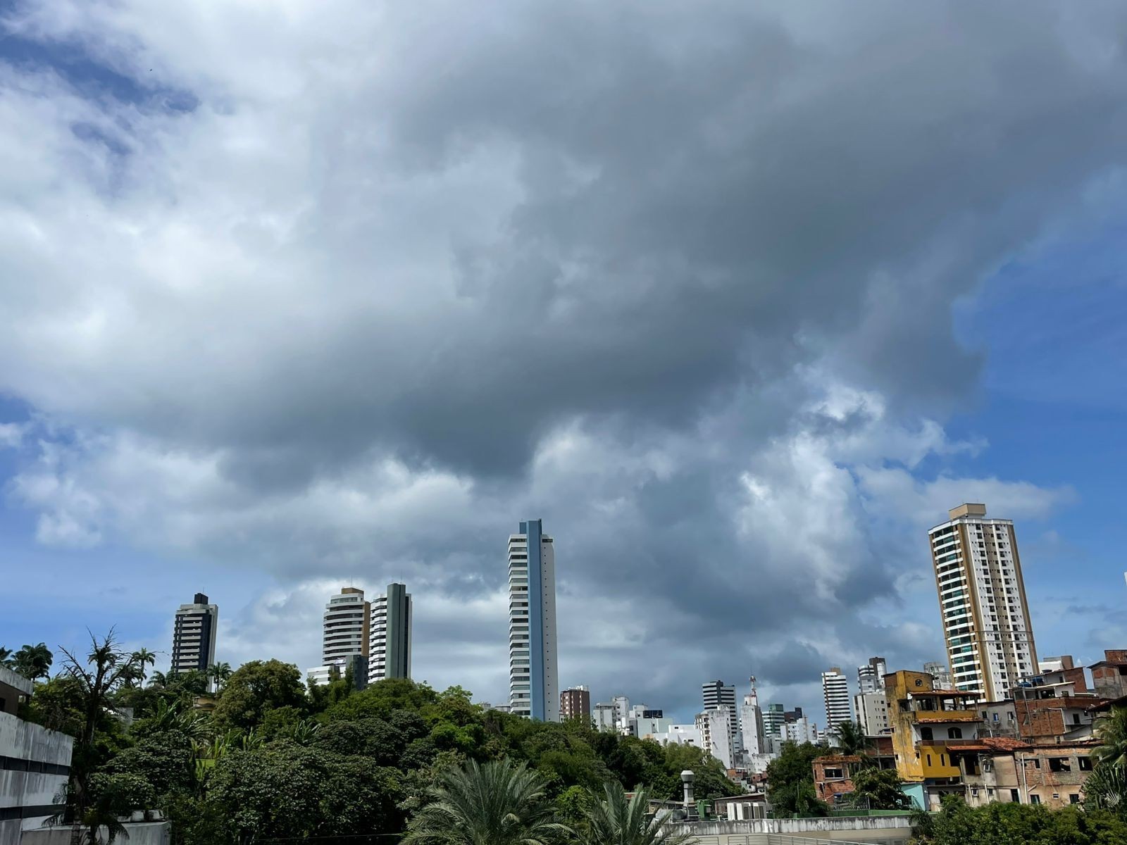 Após quase 48h de buscas, corpo de jovem de 18 anos soterrado durante chuvas é encontrado em Salvador