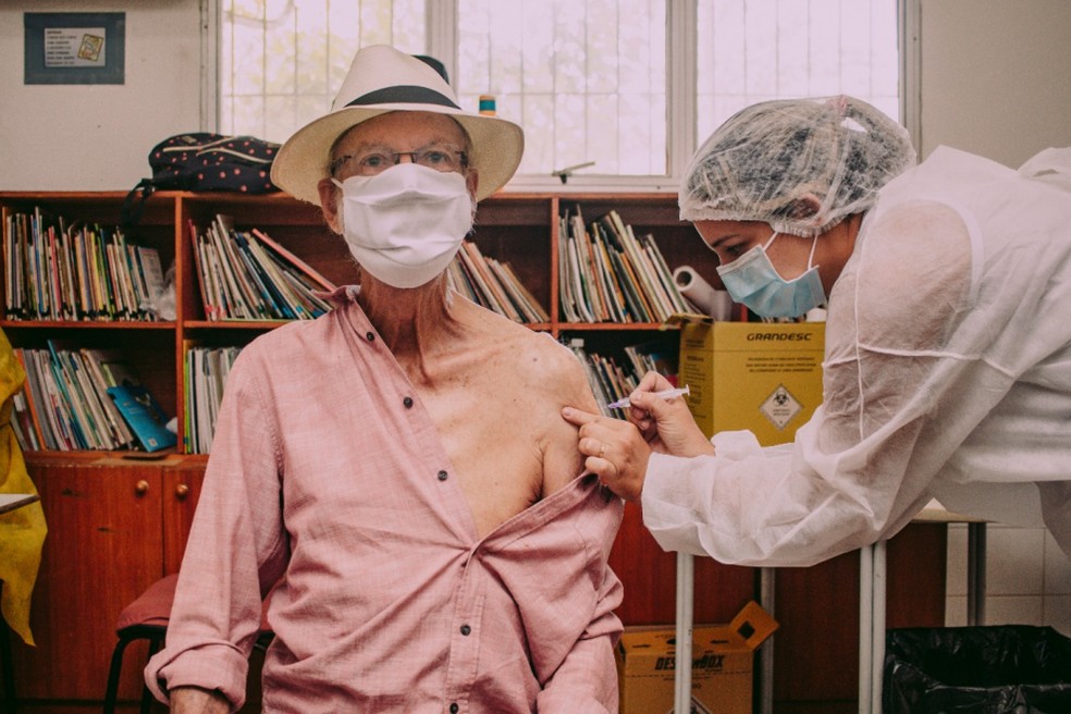 Prefeito de Cabo Frio, José Bonifácio é vacinado contra a Covid-19 aos 75 anos — Foto: Divulgação/Prefeitura de Cabo Frio