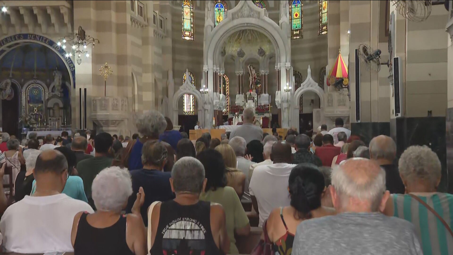 Tradicional Bênção dos Capuchinhos atrai fiéis na Tijuca, com missas de hora em hora