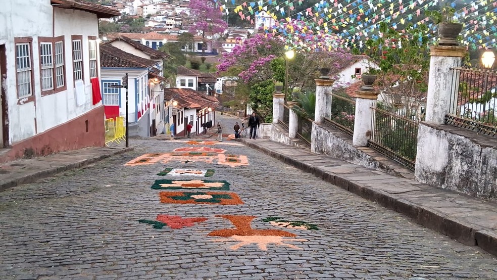 Cristãos católicos enfeitam ruas de Ouro Preto — Foto: Carlos Eduardo Alvim/TV Globo