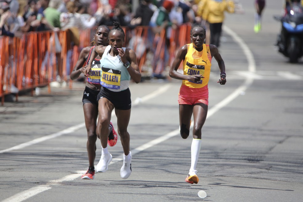 Hellen Obiri (centro) venceu Maratona de Boston com tênis Cloudboom Strike LS, da On, em 15 de abril de 2024 — Foto: AP Photo/Jennifer McDermott