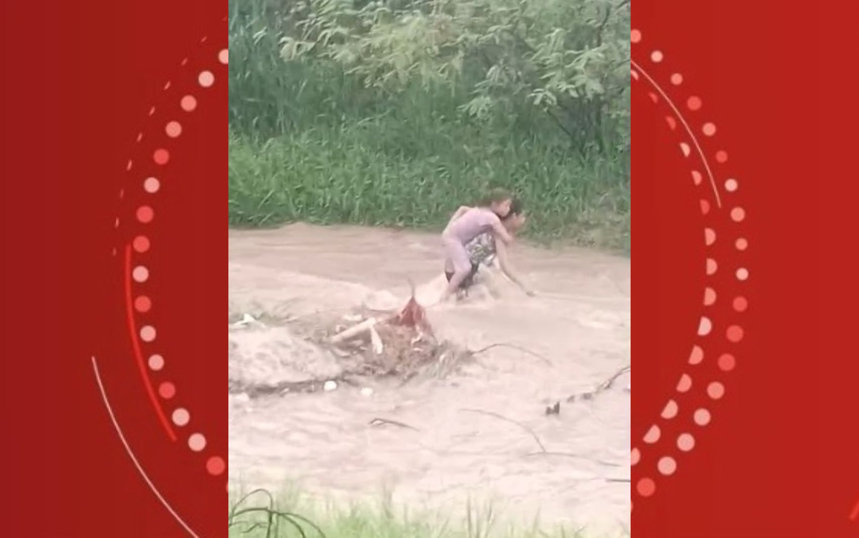 VÍDEO: Criança é resgatada por vizinha após ficar ilhada em canal durante fortes chuvas na Bahia