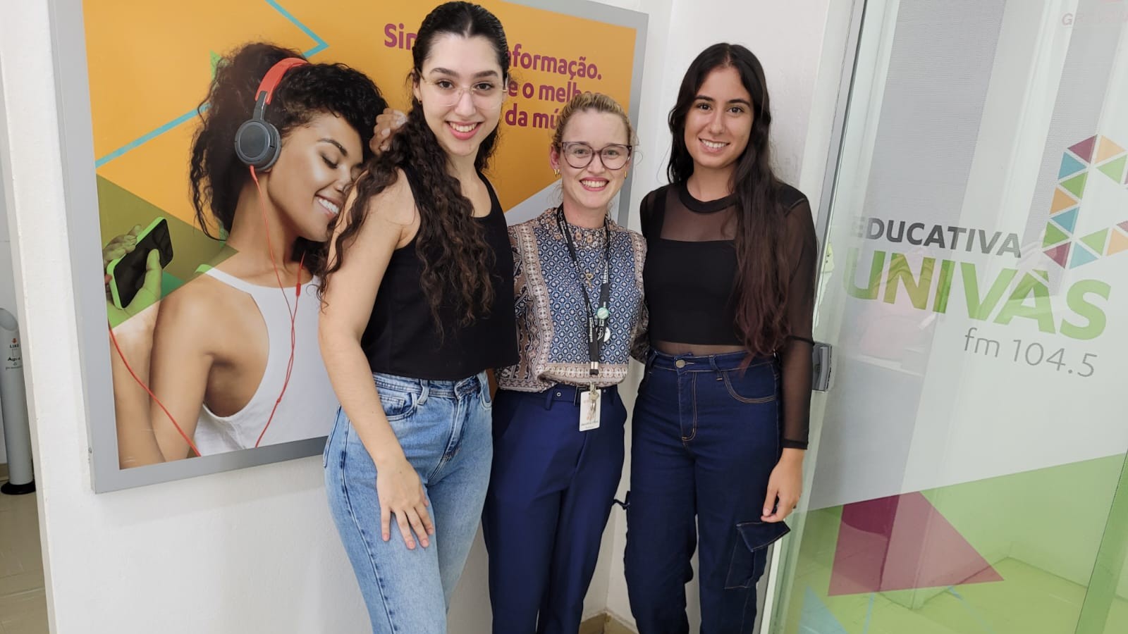 Acadêmicas levam informações sobre “Agosto Dourado” pelas ondas da Univás FM — Crédito: Divulgação
