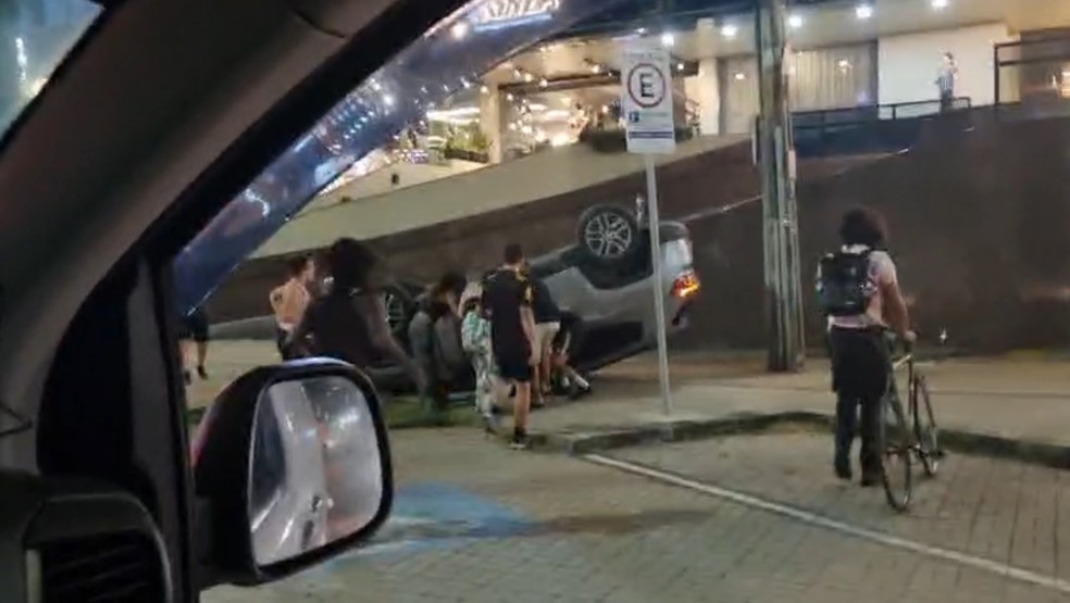 Carro que levava hóspedes capota na frente de hotel na Beira-Mar de Fortaleza. — Foto: Reprodução