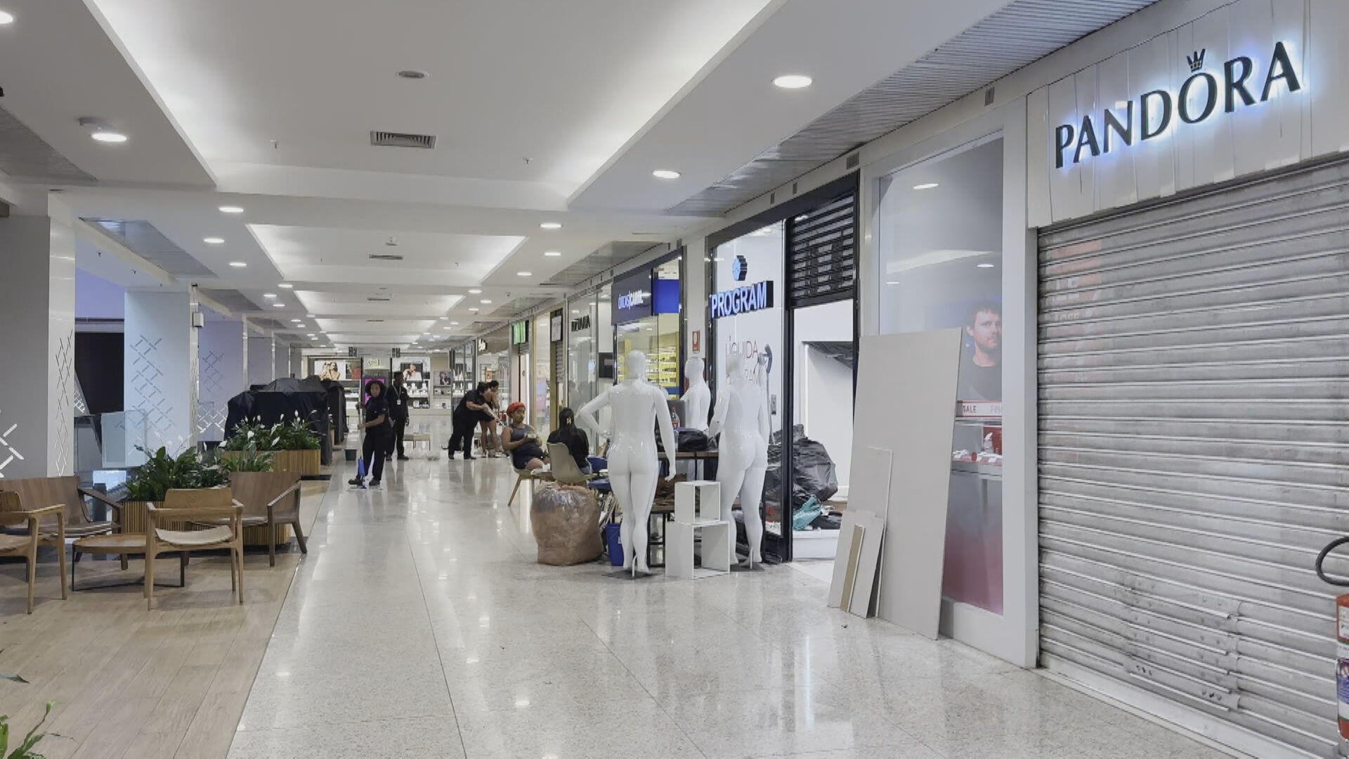 Um mês após incêndio, cheiro de fumaça ainda é sentido no Shopping Tijuca; subsolo segue interditado