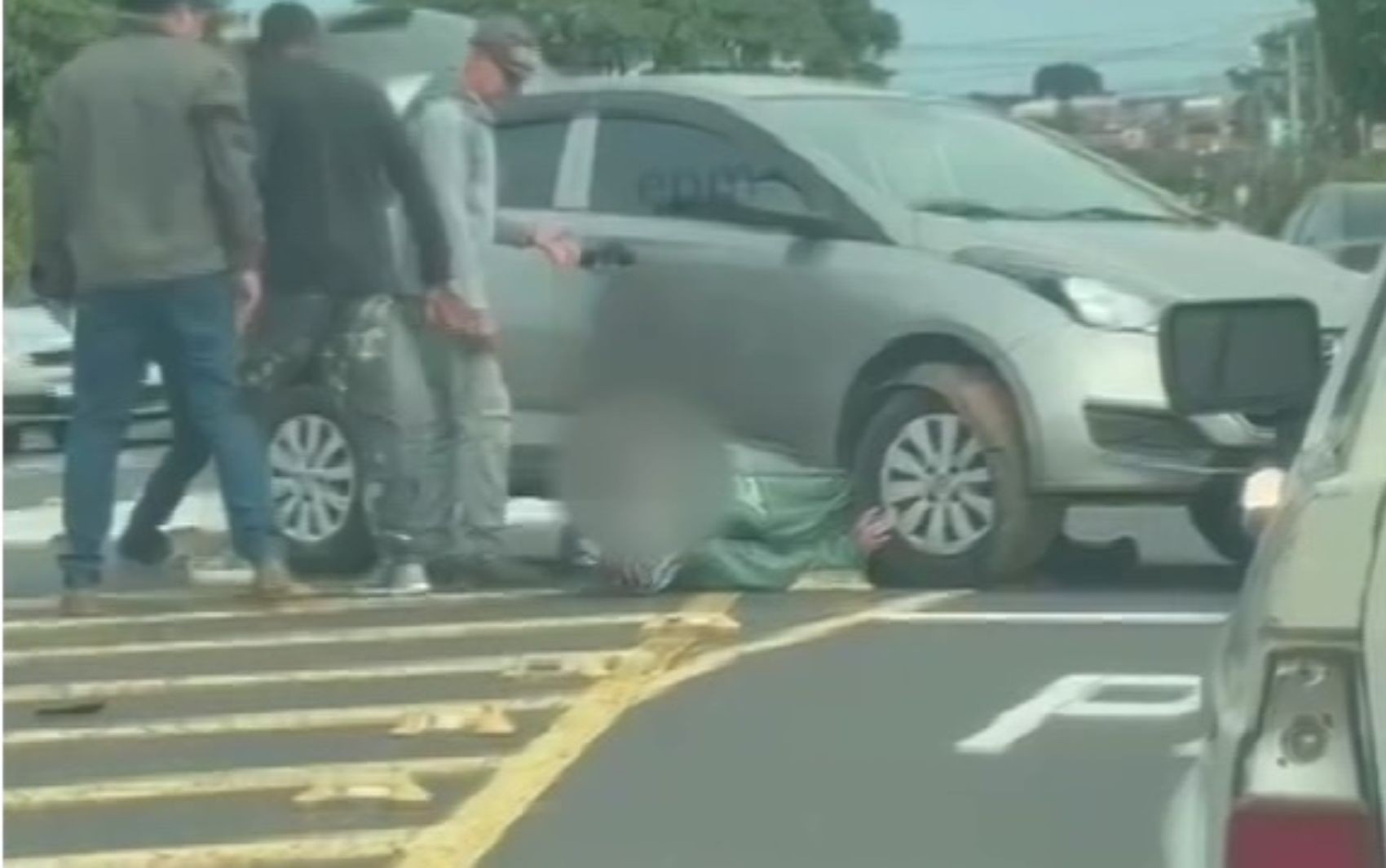 Motociclista fica preso embaixo de carro após acidente no interior de SP; VÍDEO