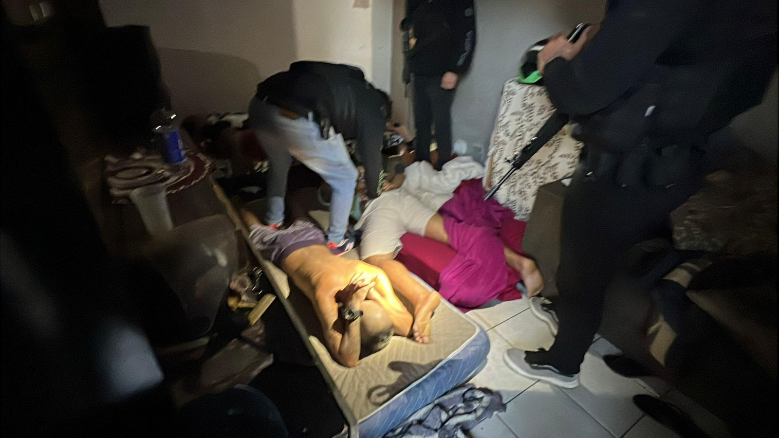 11 pessoas são presas em operação policial contra o tráfico de drogas em Ubatuba