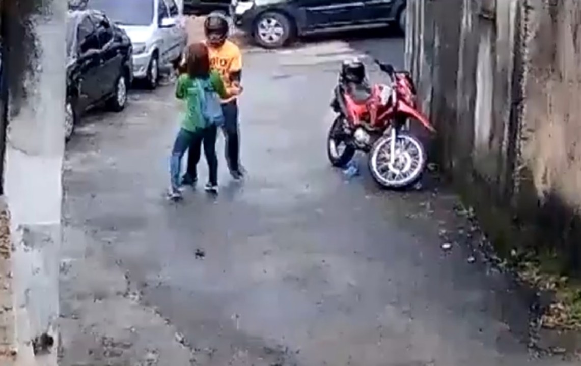 VÍDEO: Estudante tem cabelo puxado durante assalto em Salvador