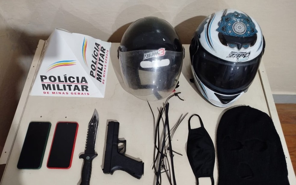Polícia apreendeu os objetos que os autores do crime utilizaram em tentativa de roubo em Borda da Mata — Foto: Polícia Militar