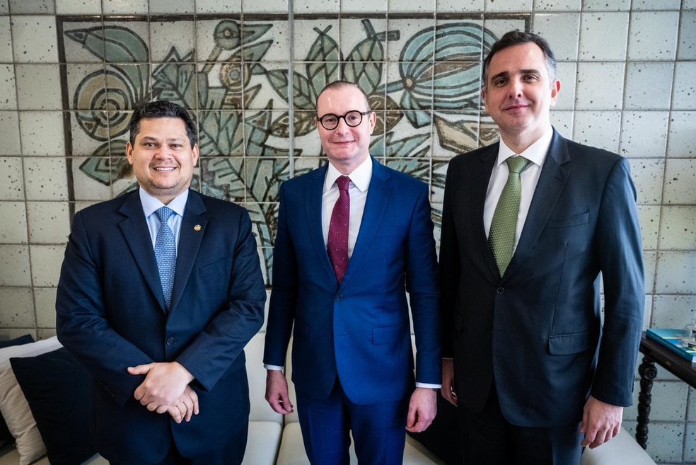O senador Davi Alcolumbre, o advogado Cristiano Zanin e o presidente do Senado, Rodrigo Pacheco — Foto: Twitter/Reprodução