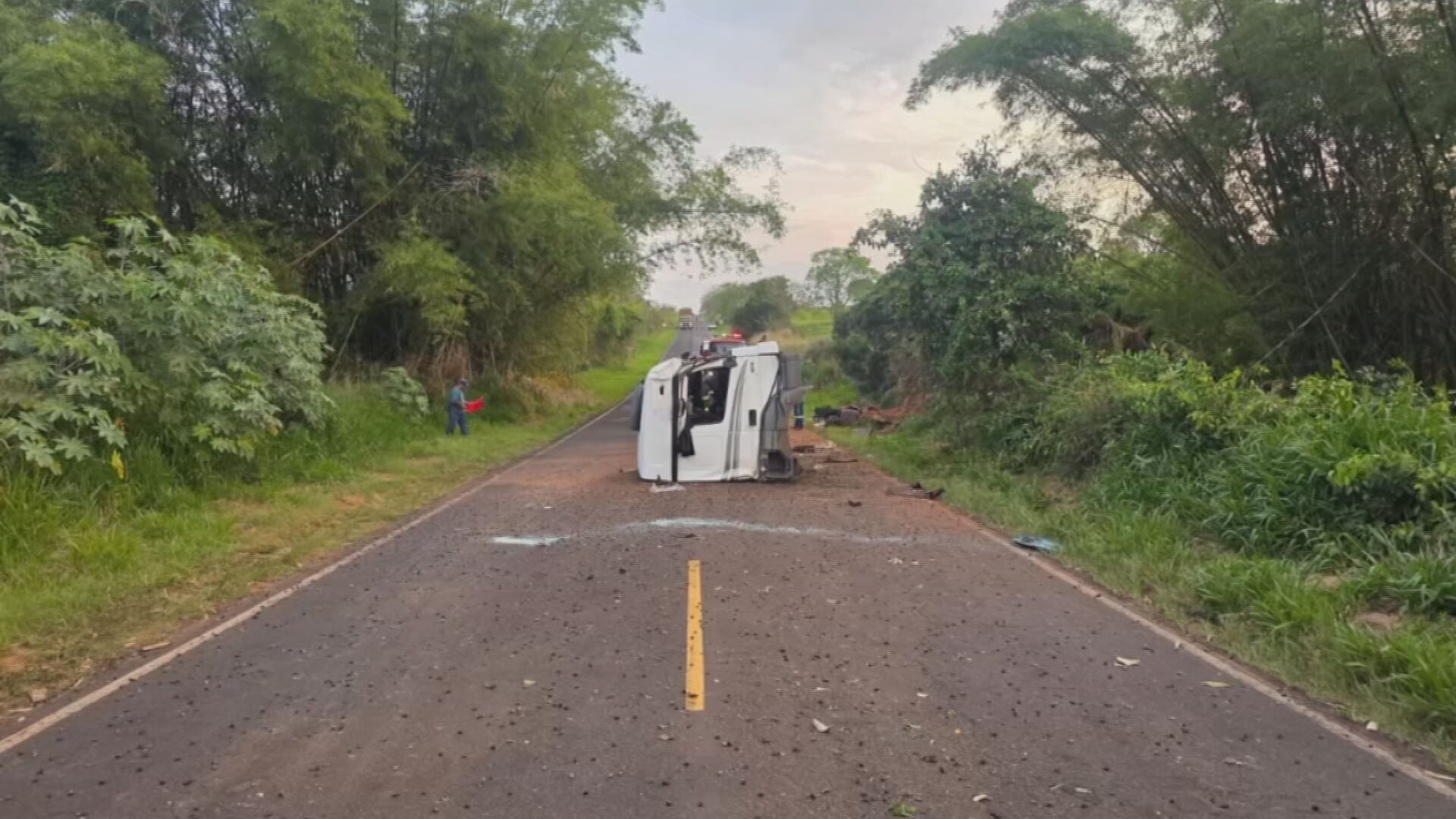 Motorista de carreta morre após veículo tombar em estrada vicinal de Borá