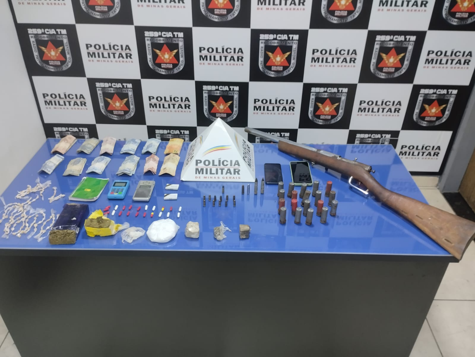 Após monitoramento do Setor de Inteligência, PM apreende drogas, arma e munições em Pirapora