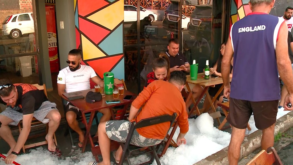Chão de gelo em bar de Teresina para amenizar o calor — Foto: Reprodução