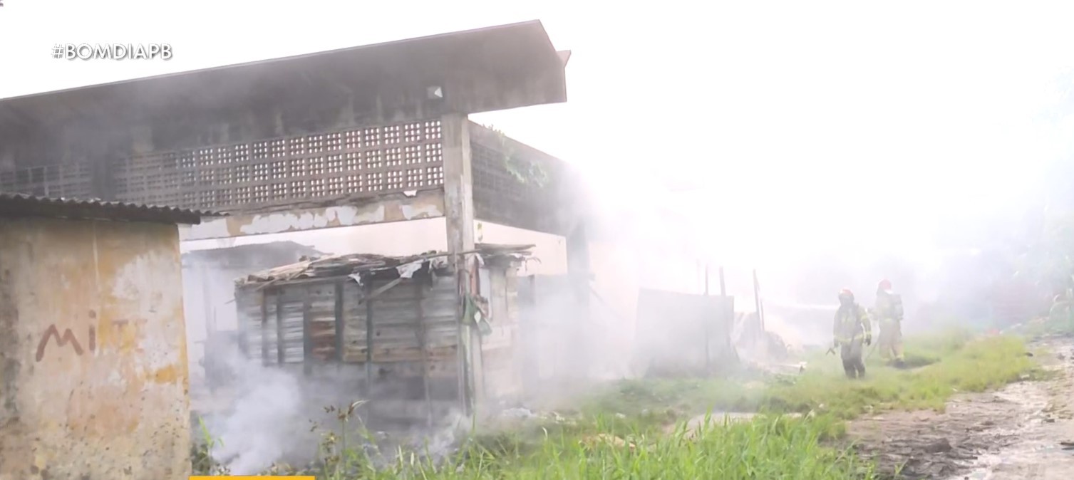 Incêndio atinge antigo mercado modelo no bairro do Varadouro, em João Pessoa