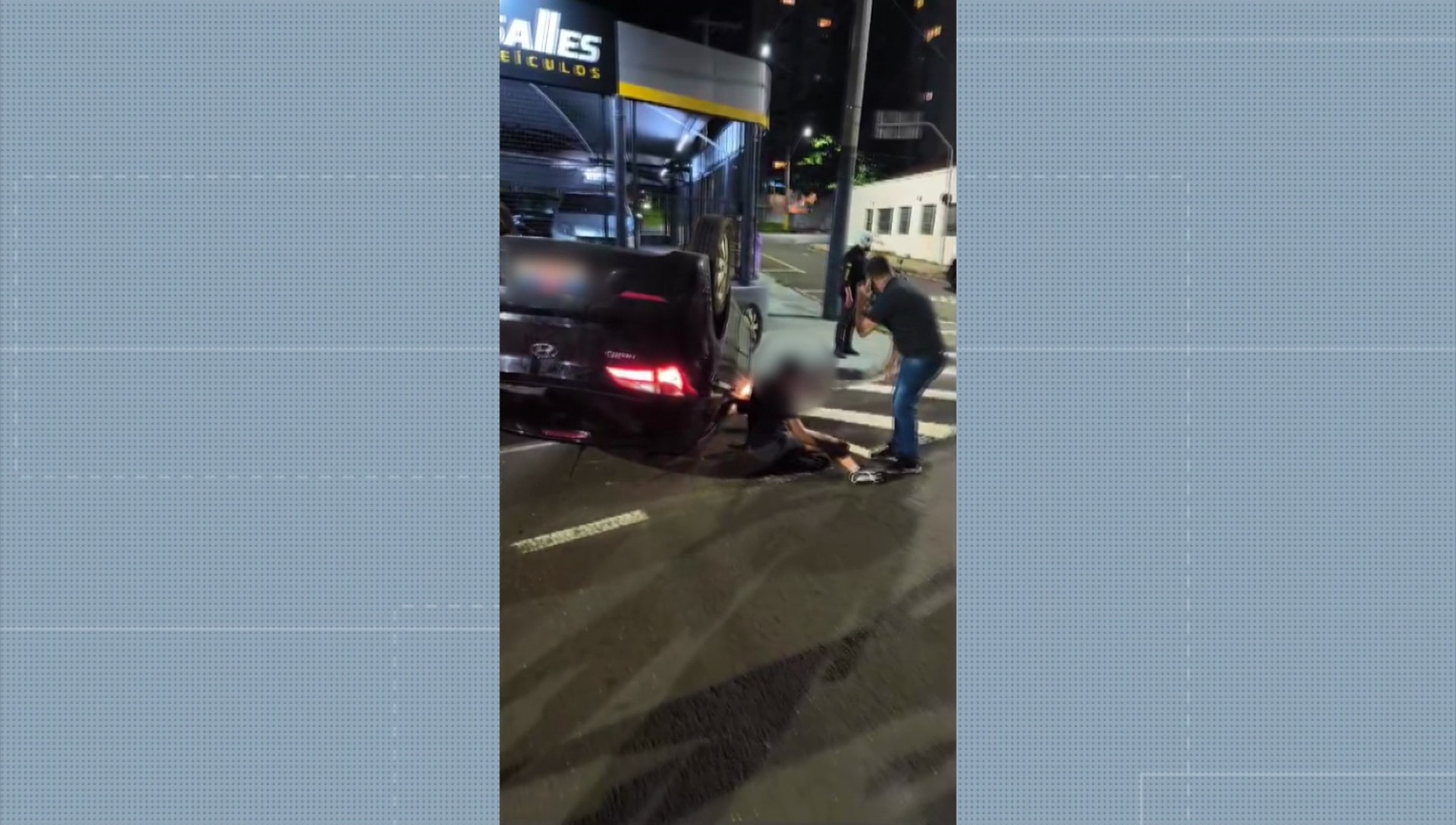 Motorista perde o controle da direção e capota carro em avenida de Piracicaba