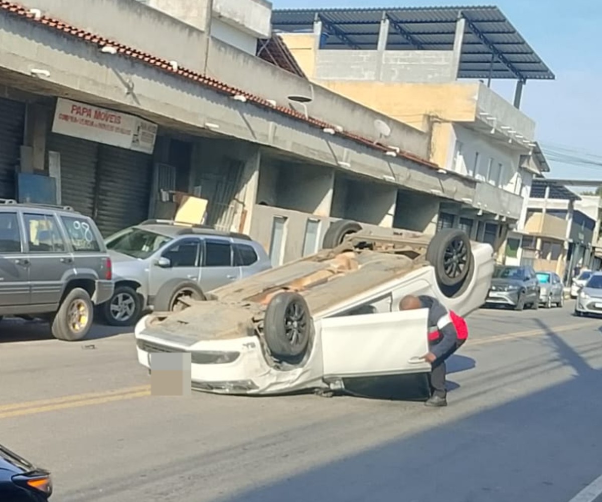 Carro capota e mobiliza equipe do Corpo de Bombeiros em Três