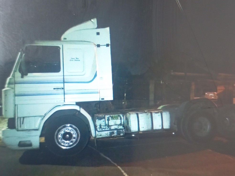 Caminhão estava estacionado quando foi atingido pelo carro — Foto: Polícia Militar